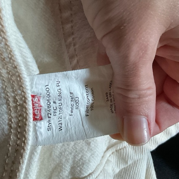 Levi’s White Denim Jacket - Picture 6 of 6